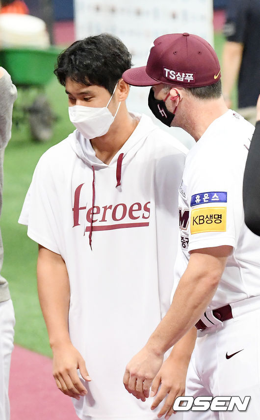 [OSEN=고척, 민경훈 기자]경기를 마치고 키움 승리투수 조영건이 나이트 투수 코치에게 축하를 받고 있다. /rumi@osen.co.kr