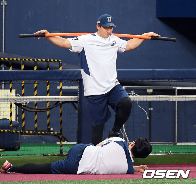 [OSEN=고척, 민경훈 기자]NC 나성범이 그라운드 위에서 곤봉으로 훈련을 하고 있다. /rumi@osen.co.kr