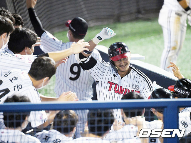 [OSEN=잠실, 민경훈 기자]8회말 2사 주자 1,3루 LG 박용택이 역전 스리런 홈런을 날린 후 덕아웃에서 춤을 추고 있다./ rumi@osen.co.kr
