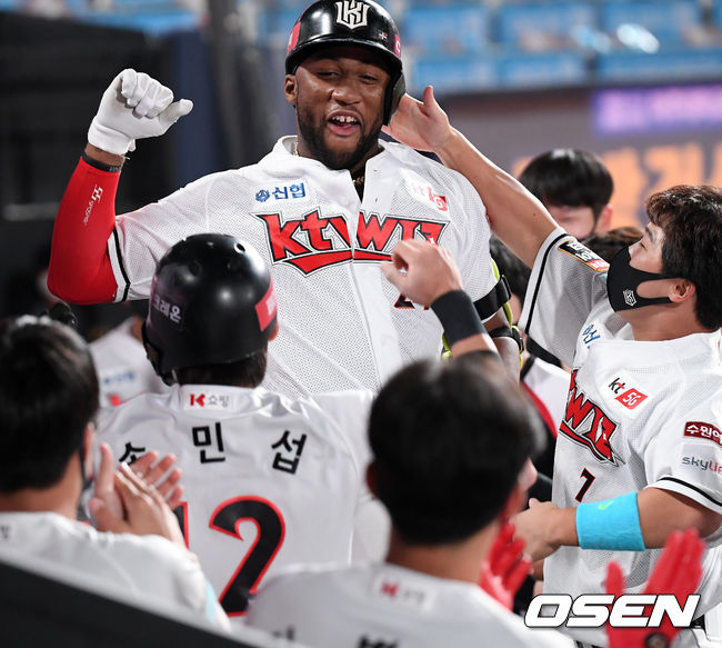[OSEN=수원, 민경훈 기자]7회말 KT 선두타자로 나온 로하스가 중월 동점 솔로 홈런을 날린 후 덕아웃에서 동료들과 기쁨을 나누고 있다./rumi@osen.co.kr