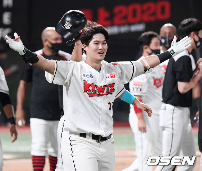 [OSEN=수원, 민경훈 기자]KT 배정대가 9회말 2사 1루에서 끝내기 투런 홈런을 날린 후 기뻐하고 있다./rumi@osen.co.kr