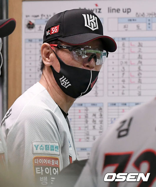 [OSEN=수원, 김성락 기자] 3일 오후 수원 KT위즈파크에서 ‘2020 신한은행 SOL KBO 리그’ KT 위즈와 SK 와이번스의 경기가 열렸다.4회초 1사 KT 이강철감독이 코치진과 이야기를 나누고 있다./ksl0919@osen.co.kr
