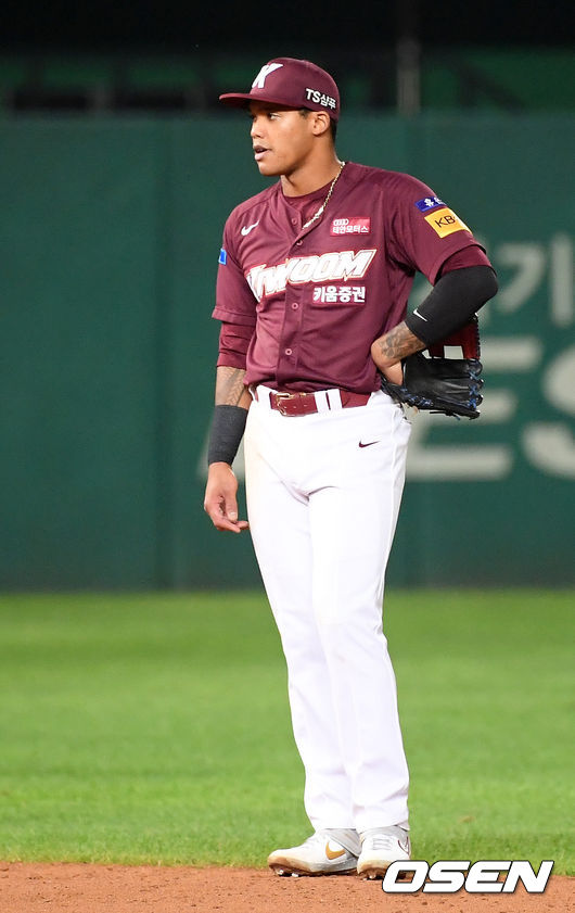 [OSEN=인천, 민경훈 기자]7회말 무사 주자 1,2루 SK 고종욱의 2루수 앞 땅볼때 2루에서 SK 한동민을 포스아웃 시킨 키움 유격수 러셀이 1루로 송구하며 송구실책을 범한 후 아쉬워하고 있다. /rumi@osen.co.kr