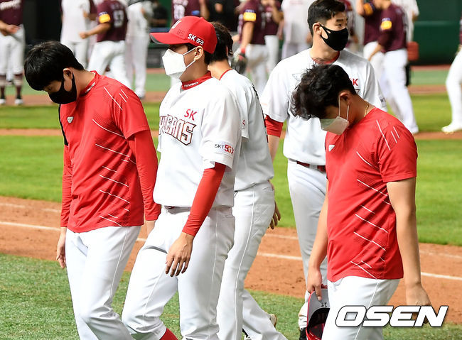 [OSEN=인천, 김성락 기자]SK 와이번스가 구단 최다 연패 타이를 기록했다.SK는 9일 인천 SK행복드림구장에서 열린 ‘2020 신한은행 SOL KBO리그’ 키움 히어로즈와의 홈경기에서 4-13으로 패했다. 이날 패배로 11연패에 빠진 SK는 2000년 11연패와 더불어 구단 최다 연패 타이를 기록했다.경기 종료 후 SK 선수들이 아쉬워하며 퇴장하고 있다./ksl0919@osne.co.kr