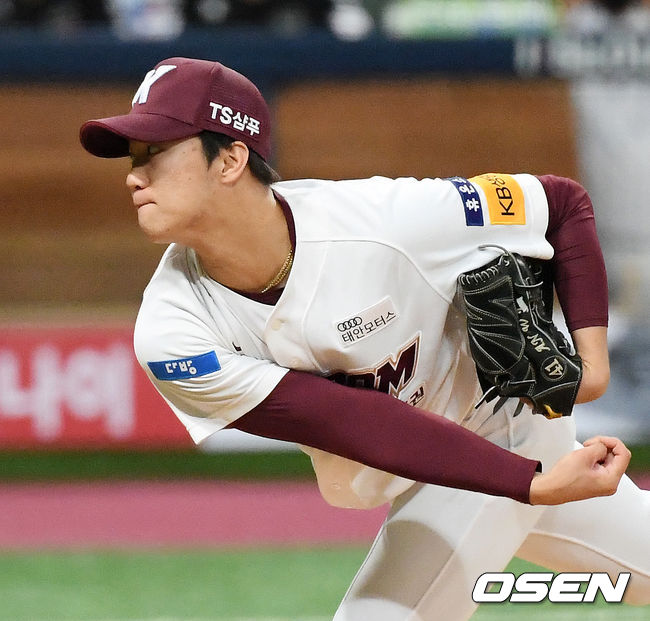 [OSEN=고척, 민경훈 기자] 키움 안우진이 힘차게 공을 뿌리고 있다. /rumi@osen.co.kr