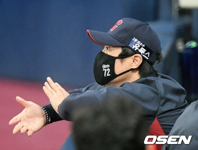 [OSEN=고척, 민경훈 기자]7회초 롯데 허문회 감독이 덕아웃에서 박수를 보내고 있다./rumi@osen.co.kr