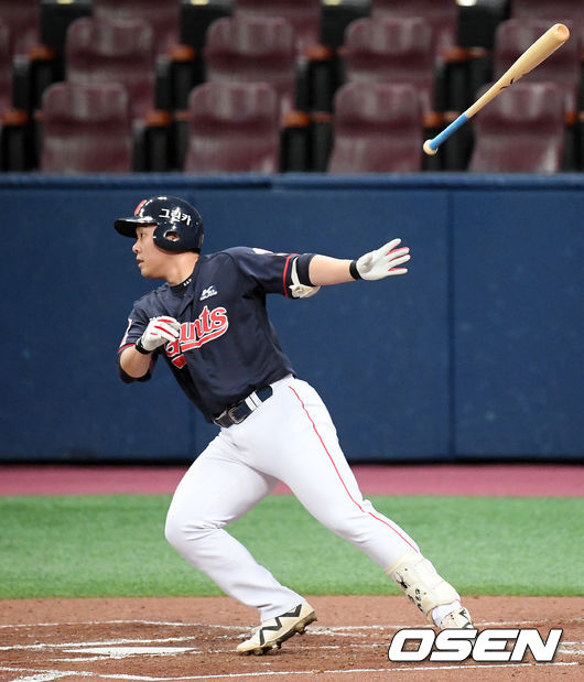[OSEN=고척, 민경훈 기자]2회초 1사 주자 2,3루 롯데 안치홍이 우익수 오른쪽 2타점 적시타를 날리고 있다./rumi@osen.co.kr