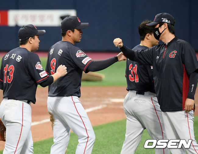 [OSEN=고척, 민경훈 기자] 경기를 마치로 롯데 정훈과 안치홍이 허문회 감독과 하이파이를 하고 있다. /rumi@osen.co.kr