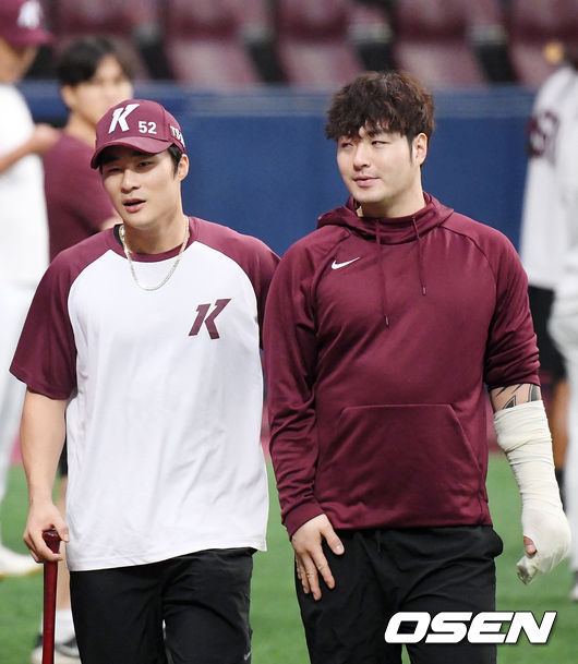 [OSEN=고척, 민경훈 기자]훈련 중이던 키움 김하성이 부상중인 박병호의 빠른 회복을 바라며 모자에 박병호 등번호 ‘52’를 붙인 채 훈련과 경기에 임하고 있는 가운데 손과 팔에 붕대를 한 박병호를 데리고 덕아웃으로 들어가고 있다. /rumi@osen.co.kr