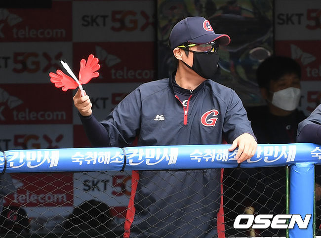 [OSEN=최규한 기자] 롯데 허문회 감독이 짝짝이 응원도구로 선수들을 격려하고 있다./ dreamer@osen.co.kr