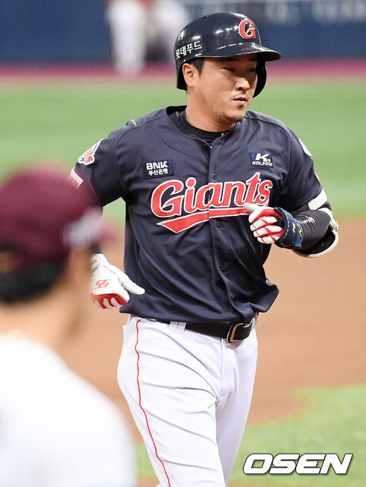 [OSEN=민경훈 기자] 롯데 정훈이 중월 투런 홈런을 날린 후 그라운드를 돌고 있다. /rumi@osen.co.kr