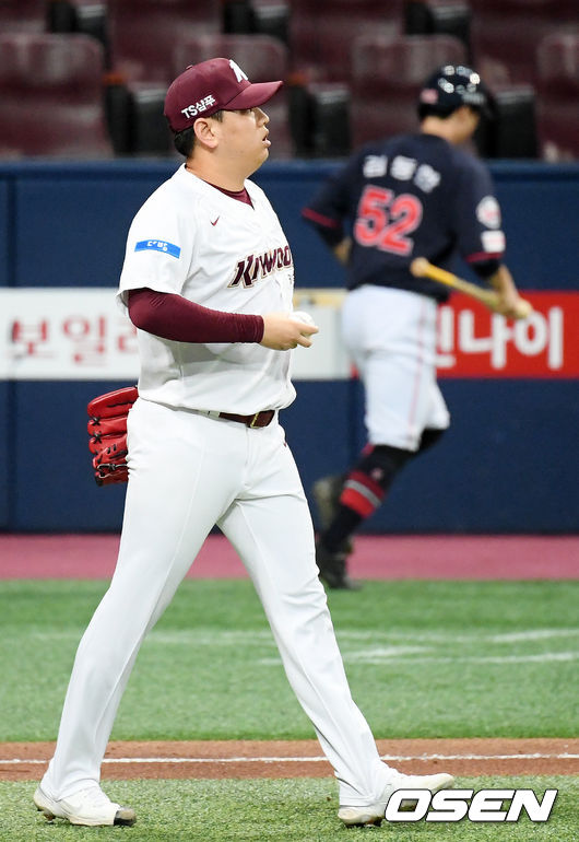 [OSEN=고척, 민경훈 기자] 16일 오후 서울 고척스카이돔에서 '2020 신한은행 SOL KBO리그' 키움 히어로즈와 롯데 자이언츠의 경기가 열렸다.7회초 1사 주자 만루 롯데 이병규에게 우익수 앞 1타점 적시타를 허용한 키움 양현이 아쉬워하고 있다./rumi@osen.co.kr