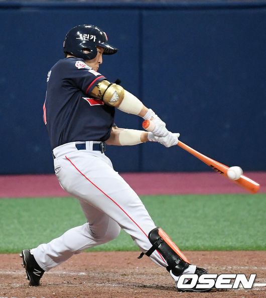 [OSEN=고척, 민경훈 기자]7회초 1사 주자 1,3루 롯데 손아섭이 우익수 오른쪽 역전 1타점 적시타를 날리고 있다. /rumi@osen.co.kr