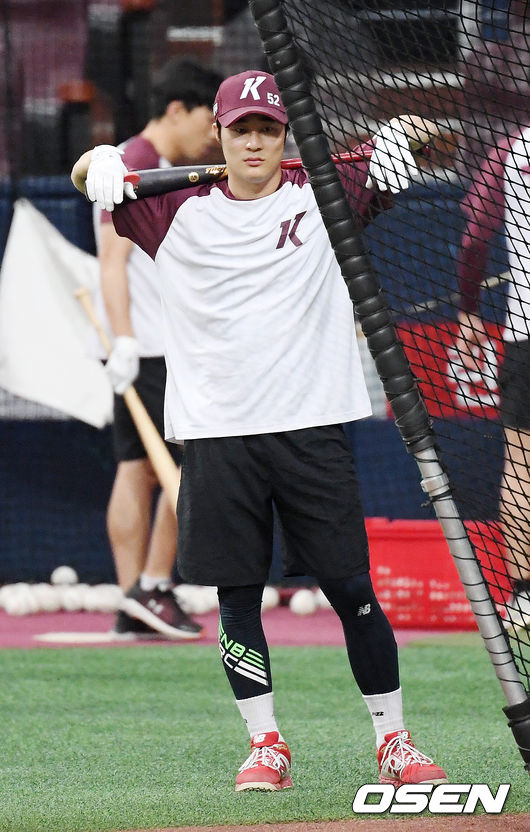 [OSEN=고척, 민경훈 기자]키움 김하성이 타격훈련을 기다리며 포즈를 취하고 있다./rumi@osen.co.kr