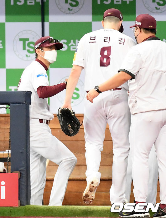 [OSEN=고척, 민경훈 기자]7회초를 마친 키움 선발 브리검이 덕아웃에서 손혁 감독과 기쁨을 나누고 있다. /rumi@osen.co.kr