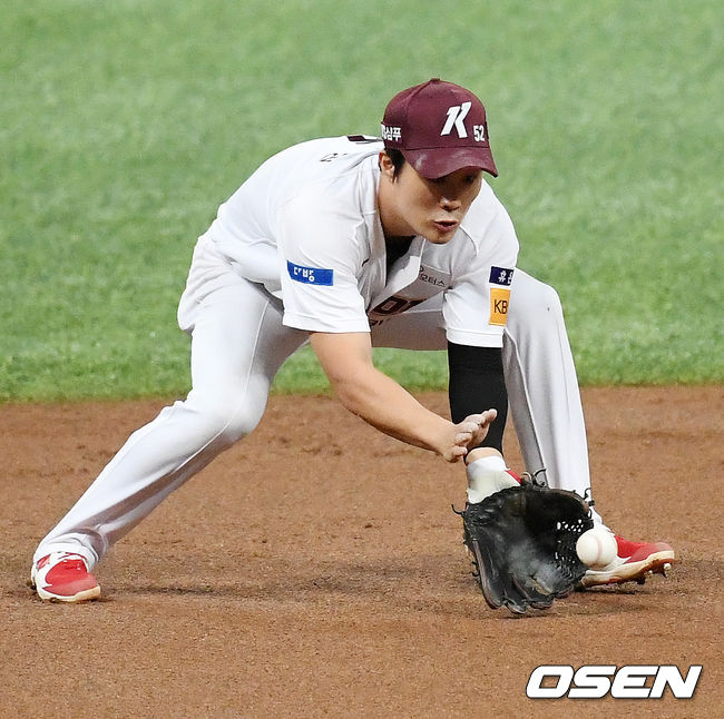 [OSEN=고척, 민경훈 기자] 17일 오후 서울 고척스카이돔에서 '2020 신한은행 SOL KBO리그' 키움 히어로즈와 한화 이글스의 경기가 열렸다.1회초 2사 주자 1루 한화 반즈의 땅볼타구를 키움 유격수 김하성이 처리하고 있다. /rumi@osen.co.kr