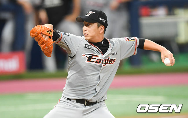 [OSEN=고척,박준형 기자]  18일 오후 서울 고척스카이돔에서 KBO리그 키움 히어로즈와 한화 이글스의 경기가 진행됐다.9회말 한화 정우람이 공을 던지고 있다. /   soul1014@osen.co.kr
