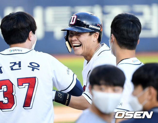 [OSEN=잠실, 이대선 기자]두산은 4연패에서 탈출하며 하루 만에 5위 자리를 탈환했다.9회말 2사 2루에서 두산 박세혁이 우전 적시타를 치고 동료들과 승리의 기쁨을 나누고 있다. /sunday@osen.co.kr