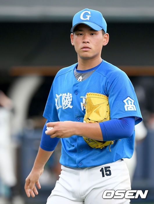 [OSEN=목동, 김성락 기자] 22일 오후 서울 양천구 목동야구장에서 ’54회 대통령배 전국고교야구대회’ 강릉고와 신일고의 결승전이 열렸다.5회말 종료 후 강릉고 김진욱이 더그아웃으로 이동하고 있다./ksl0919@osen.co.kr