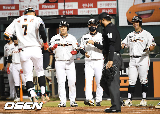 [OSEN=대전, 곽영래 기자]4회말 2사 1,2루 한화 최재훈, 노시환이 스리런 홈런을 때린 송광민을 홈에서 맞이하고 있다. /youngrae@osen.co.kr