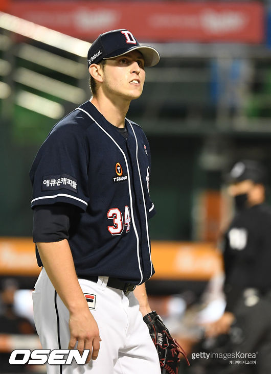 [OSEN=대전, 곽영래 기자]4회말 이닝을 마친 두산 플렉센이 더그아웃으로 들어오고 있다. /youngrae@osen.co.kr