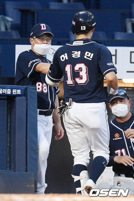 [OSEN=민경훈 기자] 두산 허경민과 김태형 감독이 하이파이브를 하고 있다. / rumi@osen.co.kr