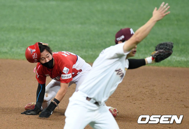 [OSEN=고척, 이대선 기자] 29일 오후 서울 고척스카이돔에서 ‘2020 신한은행 SOL KBO 리그’ 키움 히어로즈와 KIA 타이거즈의 경기가 열렸다.6회초 무사 1루에서 KIA 박찬호가 키움 김재웅의 송구 실책 때 도루를 시도했으나 베이스 러닝중 넘어지고 있다. /sunday@osen.co.kr