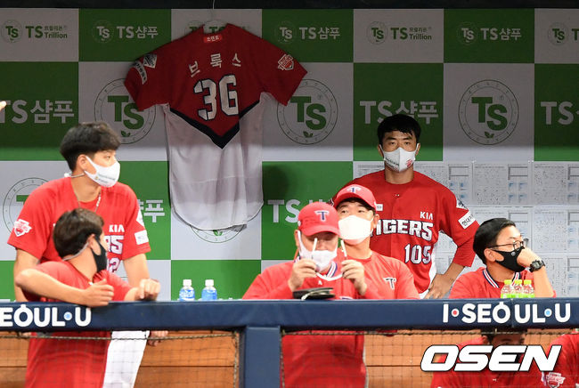 [OSEN=고척, 이대선 기자]키움은 2연패에 빠졌고 이날 KT가 승리하면서 3위로 내려앉았다. 게임차에서는 여전히 키움이 0.5게임차 앞서지만 승률에서 KT(0.57265)가 키움(0.57258)에 앞선다.9회말 KIA 더그아웃에 가족의 사고로 출국을 한 브룩스의 유니폼이 걸려있다./sunday@osen.co.kr