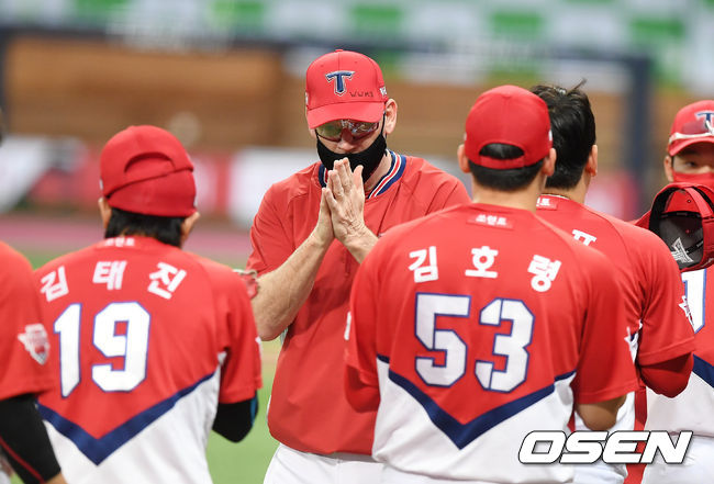 [OSEN=고척, 곽영래 기자]KIA는 1일 서울 고척스카이돔에서 열린 ‘2020 신한은행 SOL KBO리그’ 키움 히어로즈와의 원정경기에서 3-1로 승리했다. 승리를 거둔 KIA 윌리엄스 감독이 선수들과 기뻐하고 있다. /youngrae@osen.co.kr
