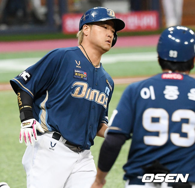 [OSEN=고척, 민경훈 기자]4회초 1사 NC 박석민이 좌월 솔로 홈런을 날린 후 그라운드를 돌고 있다. /rumi@osen.co.kr