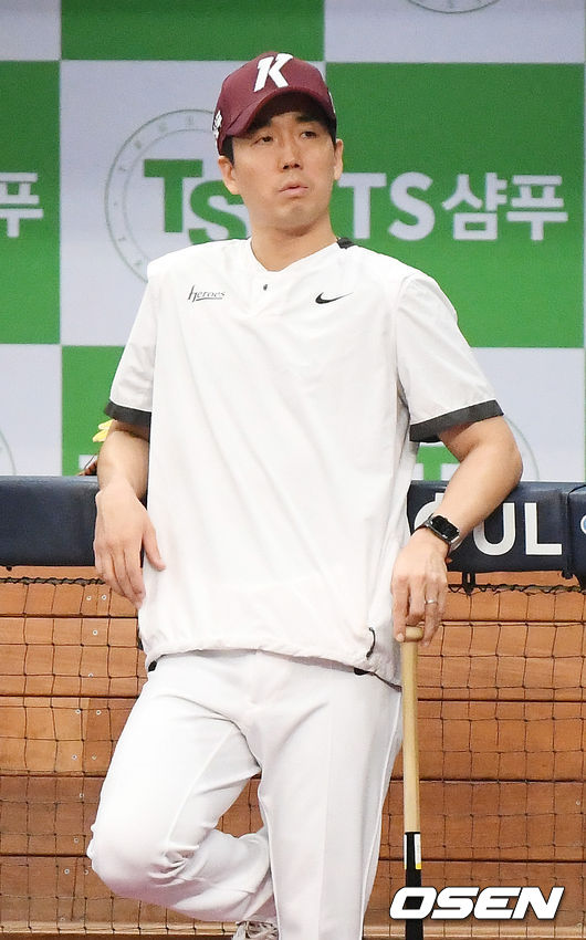 [OSEN=고척, 민경훈 기자]이 날 자진 사퇴를 한 키움 손혁 감독을 대신해 감독 대행으로 선임된 김창현 퀄리티컨트롤 코치가 덕아웃 앞에서 선수들의 훈련을 지켜보고 있다. /rumi@osen.co.kr
