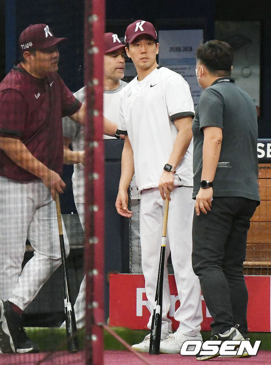 [OSEN=고척, 민경훈 기자]이 날 자진 사퇴를 한 키움 손혁 감독을 대신해 감독 대행으로 선임된 김창현 퀄리티컨트롤 코치가 코치진 및 구단 관계자와 얘기를 나누고 있다. /rumi@osen.co.kr