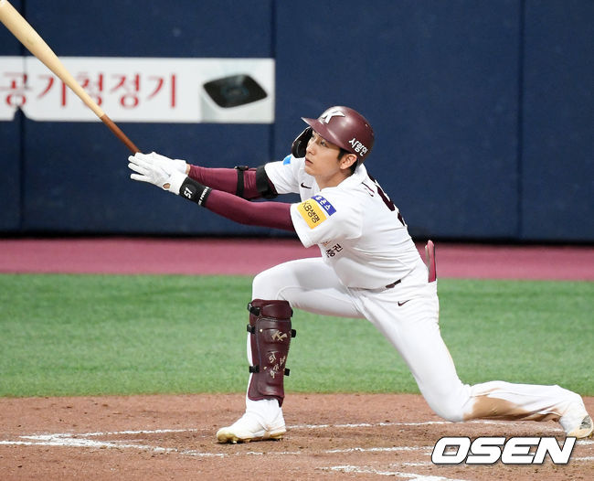 [OSEN=고척, 민경훈 기자]4회말 키움 선두타자 이정후가 우중간 안타를 날리고 있다./rumi@osen.co.kr
