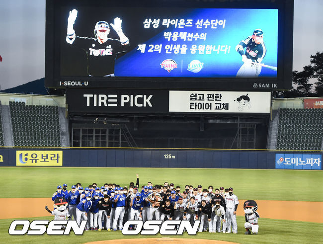 [OSEN=잠실,박준형 기자]경기에 앞서 삼성과 마지막 대결을 앞둔 LG 박용택이 삼성 선수들과 포즈를 취하고 있다./ soul1014@osen.co.kr