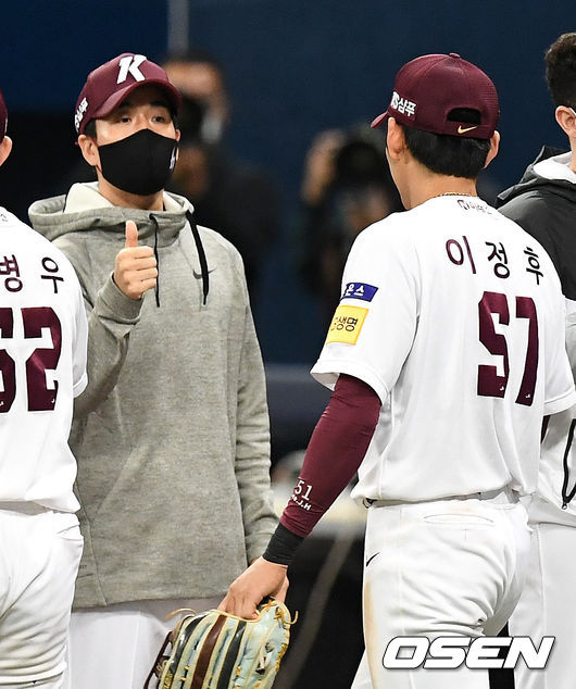 [OSEN=고척, 최규한 기자]승리를 거둔 키움 김창현 감독대행과 이정후가 인사를 나누고 있다. / dreamer@osen.co.kr
