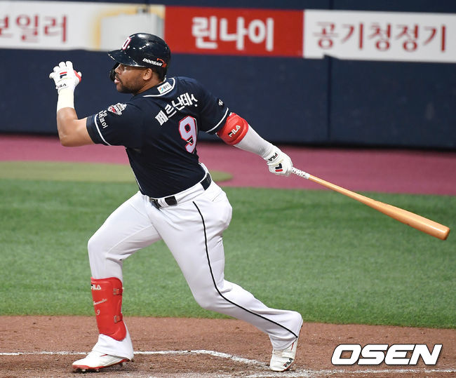 [OSEN=고척, 곽영래 기자] 두산 페르난데스가 안타를 때려내고 있다. /youngrae@osen.co.kr