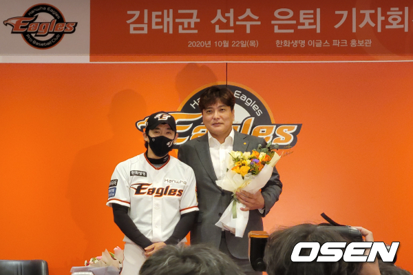[OSEN=대전, 이상학 기자] 이용규에게 은퇴 꽃다발을 받은 김태균(오른쪽) /waw@osen.co.kr