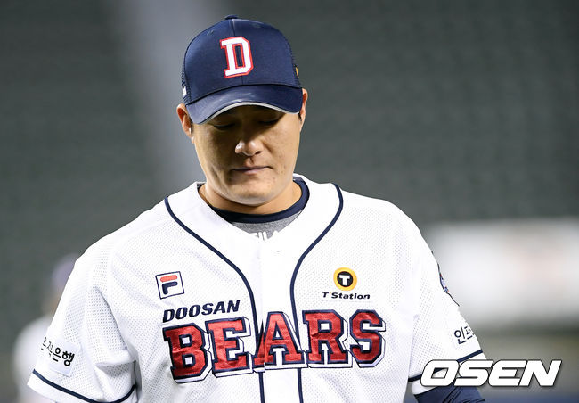 [OSEN=잠실, 조은정 기자] 22일 오후 서울 송파구 잠실야구장에서 ‘2020 신한은행 SOL KBO리그’ 두산 베어스와 KT 위즈의 경기가 열렸다.8회초 KT에게 8실점을 허용한 두산 김강률이 이닝을 마친 뒤 더그아웃으로 향하고 있다. /cej@osen.co.kr