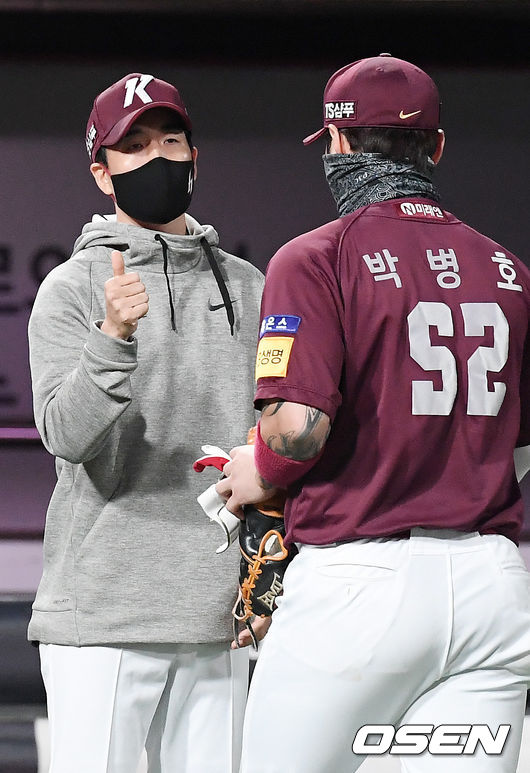 [OSEN=민경훈 기자]경기를 마치고 키움 김창현 감독대행이 박병호와 하이파이브를 하고 있다./rumi@osen.co.kr