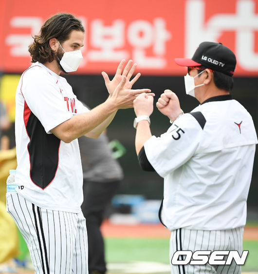 [OSEN=박준형 기자] LG 켈리가 류중일 감독의 축하를 받고 있다. / soul1014@osen.co.kr