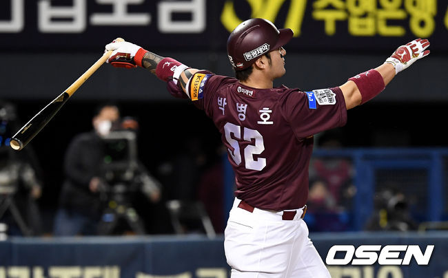 [OSEN=잠실, 최규한 기자] 7회초 무사 선두타자로 나선 키움 박병호가 역전 좌월 솔로포를 날리고 있다. / dreamer@osen.co.kr