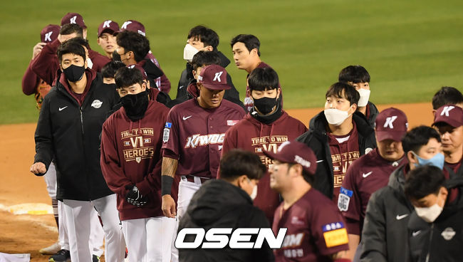 [OSEN=박준형 기자] 키움 김하성이 연장 끝내기 패배에 아쉬워하고 있다. / soul1014@osen.co.kr