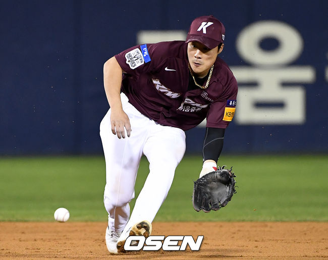 [OSEN=잠실, 최규한 기자]5회말 1사 주자없는 상황 LG 김민성의 땅볼 타구 때 키움 유격수 김하성이 타구를 처리하고 있다. / dreamer@osen.co.kr