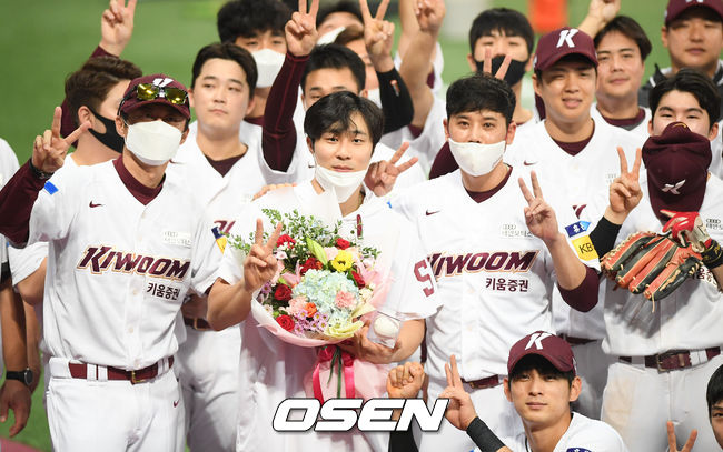 [OSEN=고척,박준형 기자]경기종료 후 20홈런-20도루 성공한 김하성이 동료들과 포즈를 취하고 있다.  / soul1014@osen.co.kr