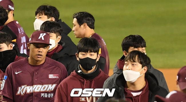 [OSEN=박준형 기자] 키움 김하성이 연장 끝내기 패배에 아쉬워하고 있다. / soul1014@osen.co.kr