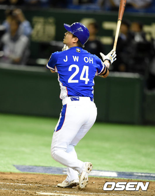 [OSEN=지형준 기자] 일본 도쿄돔에서 열린 '2015 WSBC 프리미어 12' 일본과의 준결승전, 9회초 2사 만루에서 한국 오재원이 홈런성 타구를 날리고 배트를 집어 던지고 있다. /jpenws@osen.co.kr