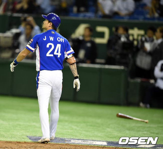[OSEN=지형준 기자] 일본 도쿄돔에서 열린 '2015 WSBC 프리미어 12' 일본과의 준결승전, 9회초 2사 만루에서 한국 오재원이 홈런성 타구를 날리고 배트를 집어 던지고 있다. /jpenws@osen.co.kr