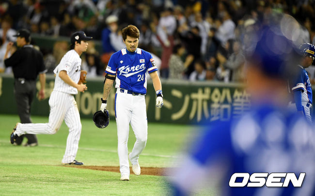 [OSEN=지형준 기자] 일본 도쿄돔에서 열린 '2015 WSBC 프리미어 12' 일본과의 준결승전, 9회초 2사 만루에서 한국 오재원이 홈런성 타구를 날렸지만 일본 중견수 아키야마 쇼고의 호수비에 아쉬워하고 있다. /jpenws@osen.co.kr