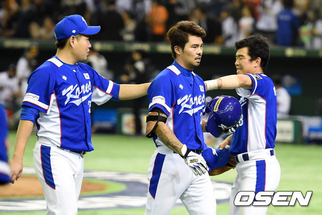 [OSEN=지형준 기자] 일본 도쿄돔에서 열린 '2015 WSBC 프리미어 12' 일본과의 준결승전, 9회초 2사 만루에서 한국 오재원이 홈런성 타구를 날렸지만 일본 중견수 아키야마 쇼고의 호수비에 아쉬워하고 있다. 격려하는 양의지와 정근우. /jpenws@osen.co.kr