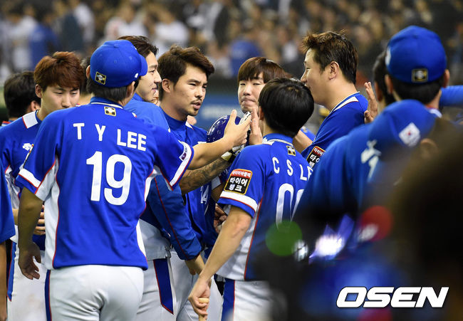 [OSEN=지형준 기자] 일본 도쿄돔에서 열린 '2015 WSBC 프리미어 12' 일본과의 준결승전, 9회초 2사 만루에서 한국 오재원이 홈런성 타구를 날렸지만 일본 중견수 아키야마 쇼고의 호수비에 아쉬워하고 있다. 역전 결승타를 날린 이대호와 동료선수들. /jpenws@osen.co.kr